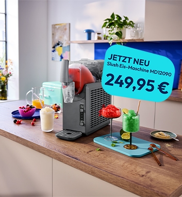 Slush-Eis-Maschine MD12090 auf einer Küchenarbeitsplatte mit bunten Getränken und Desserts, Preis: 249,95 €. Moderne Küche mit blauem Spritzschutz und hellem Tageslicht.