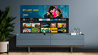 Smart TV auf einer mittelhohen TV Kommode, im Display wird das Menü für Streaminganbieter gezeigt