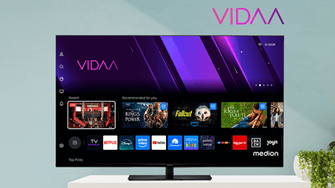 LCD Smart-TV auf einem weißen Highboard zeigt das Menü der Streaminganbieter