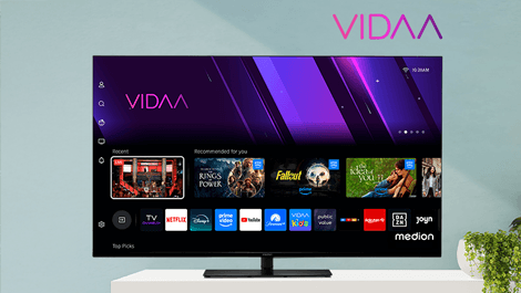 LCD Smart-TV auf einem weißen Highboard zeigt das Menü der Streaminganbieter