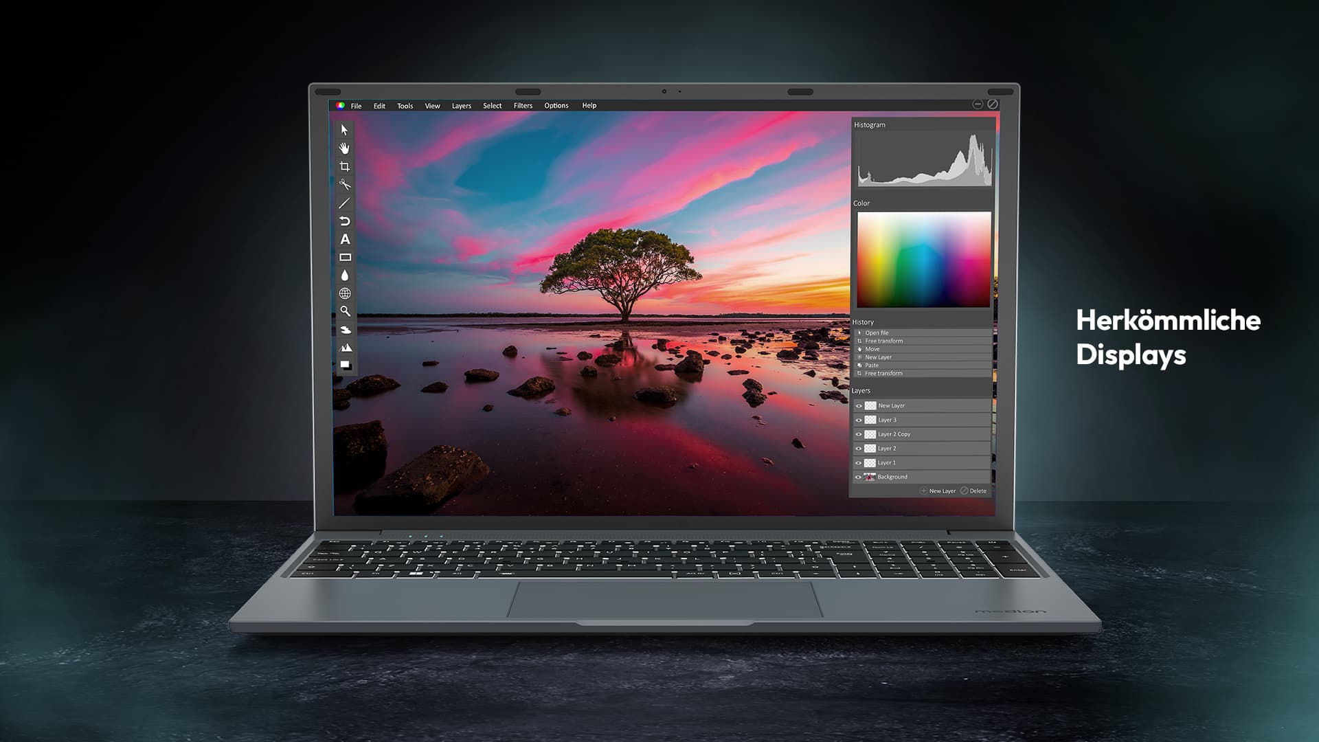 sprchrgd 16 Laptop aufgeklappt. Zeigt ein Foto Editor Programm mit einer Naturszene mit einem Baum und einem Sonnenuntergang. Es zeigt die Darstellung bei herkömmlichen Displays.