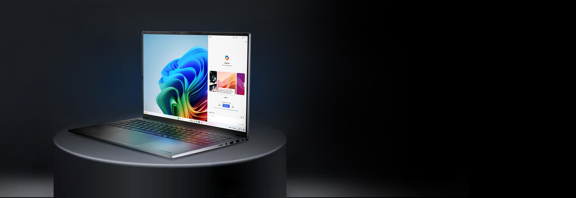 Ein schräg nach rechts gedrehter aufgeklappter Laptop auf einem grauen runden Podest. Das Display zeigt einen Copilot Screen.