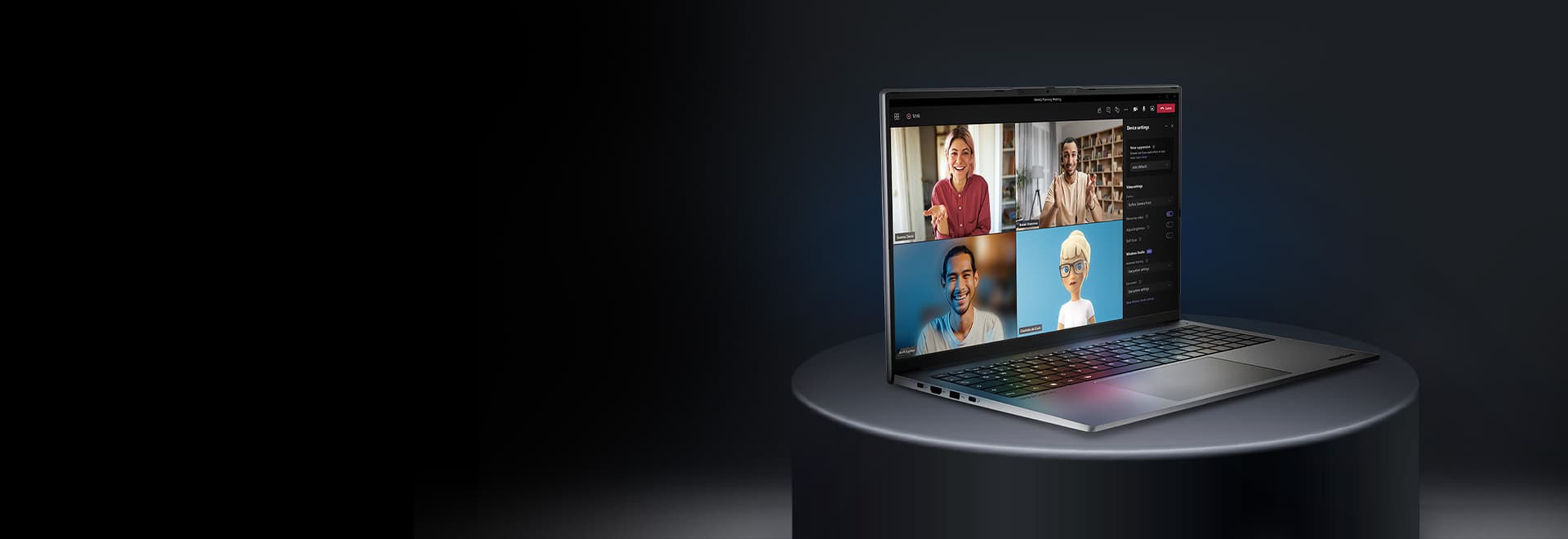 Ein schräg nach rechts gedrehter aufgeklappter Laptop auf einem grauen runden Podest. Das Display zeigt ein Konferenztelefonat mit 4 Beteiligten.