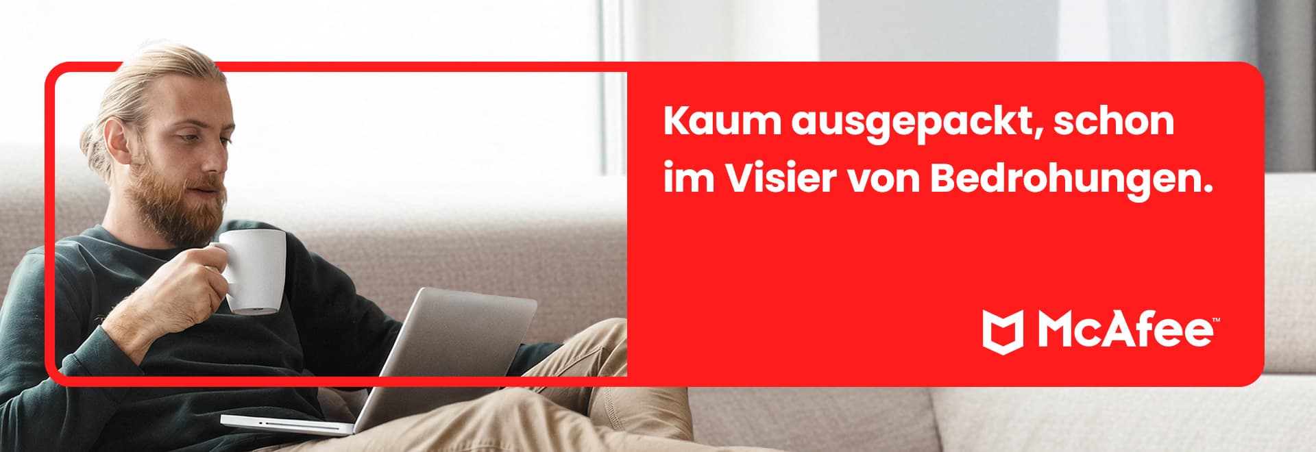 Person nutzt ein Laptop auf dem Sofa, während ein McAfee-Banner auf Cyberbedrohungen für neue Geräte aufmerksam macht.
