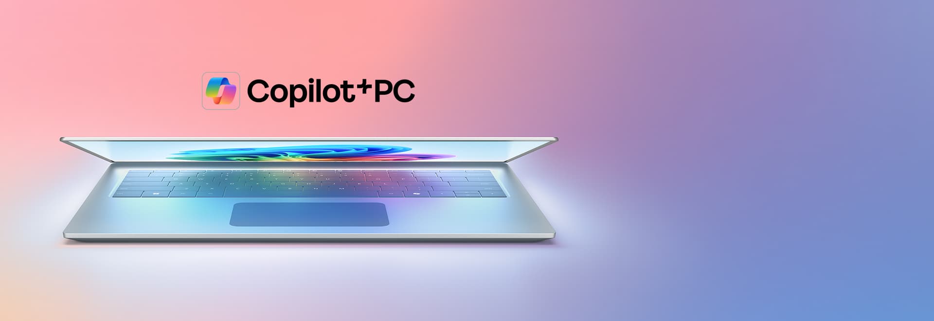 Offener Laptop mit einem leuchtenden Bildschirm und dem Text „Copilot+PC“ darüber, vor einem rosa und violetten Hintergrund mit Farbverlauf.