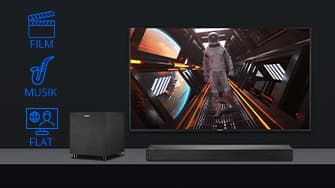 Fernseher mit Weltraumszene und Astronaut. Links sind die Symbole für Film, Musik und Flat zu sehen. Unter dem Fernseher befinden sich Lautsprecher und Soundbar.