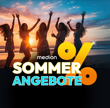 MEDION Sommerangebote mit Personen am Strand bei Sonnenuntergang