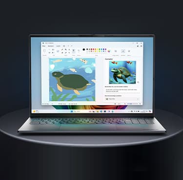 Ein aufgeklapptes Laptop in Frontansicht auf einem grauen runden Podest. Das Display zeigt ein Bildbearbeitungsprogramm.