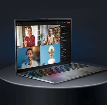 Ein schräg nach rechts gedrehter aufgeklappter Laptop auf einem grauen runden Podest. Das Display zeigt ein Konferenztelefonat mit 4 Beteiligten.