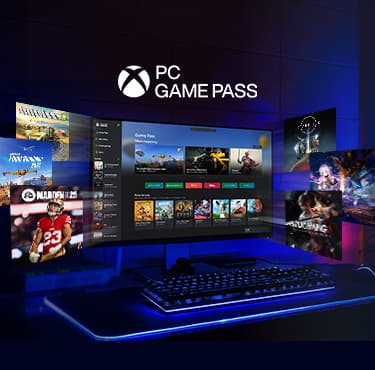 Gaming-Setup mit Monitor, auf dem der PC Game Pass angezeigt wird. Um den Bildschirm sind verschiedene Spielcover eingeblendet, darunter Sport-, Fantasy- und Actionspiele. Logo „PC Game Pass“ oben im Bild.