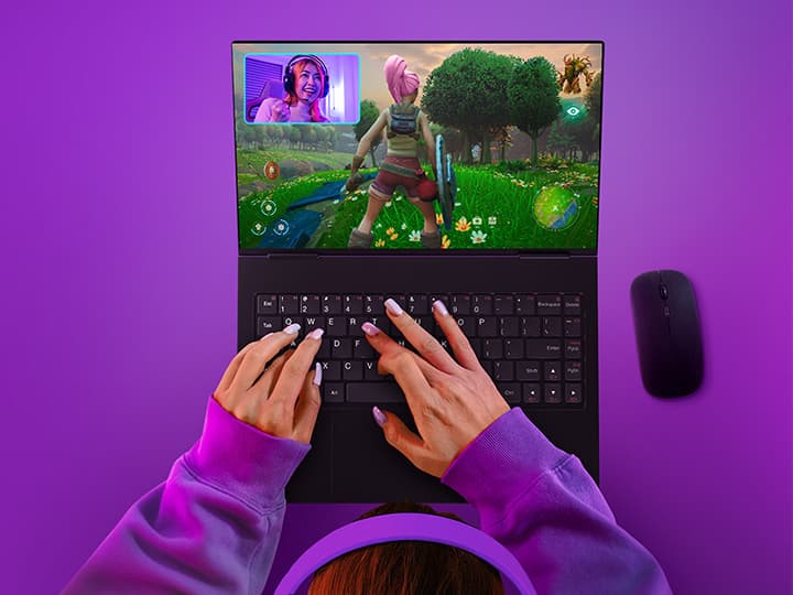 Eine Person spielt auf einem Intel Ultra Core Laptop ein Fantasy-Videospiel, während sie mit einem Streamer per Videoanruf verbunden ist der Hintergrund ist leuchtend violett