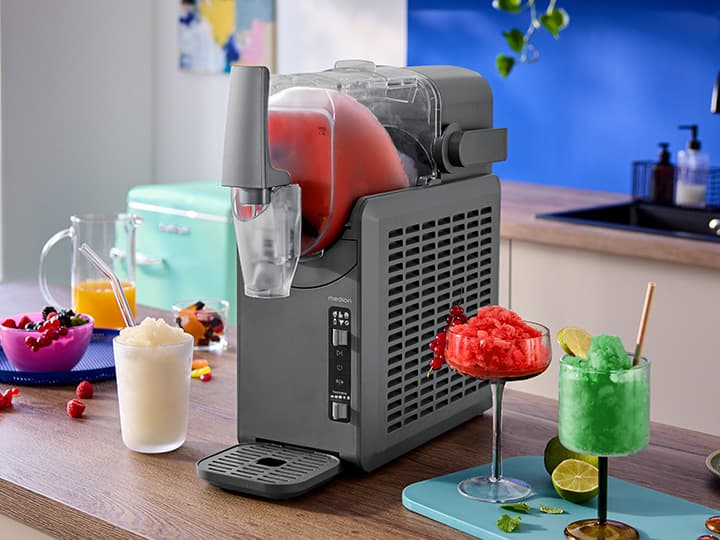 Slush Eismaschine auf dem Küchentisch mit mehreren Slush Getränken