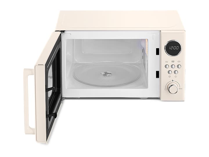 Eine beige Mikrowelle mit offener Tür, deren Innenraum leer ist und auf dem Bedienfeld eine Digitaluhr mit der Anzeige 12:00 Uhr zeigt.