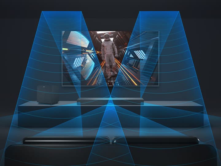 Ein futuristisches Heimkino-Setup mit einem großen Bildschirm, auf dem eine Science-Fiction-Szene gezeigt wird, umgeben von blauen Schallwellen aus Lautsprechern.