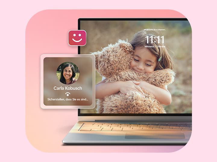 Laptop mit einem lächelnden Kind, das einen Teddybären umarmt, auf dem Bildschirm. Links ist eine Profilkarte mit dem Foto einer Frau und einem Text zu sehen.