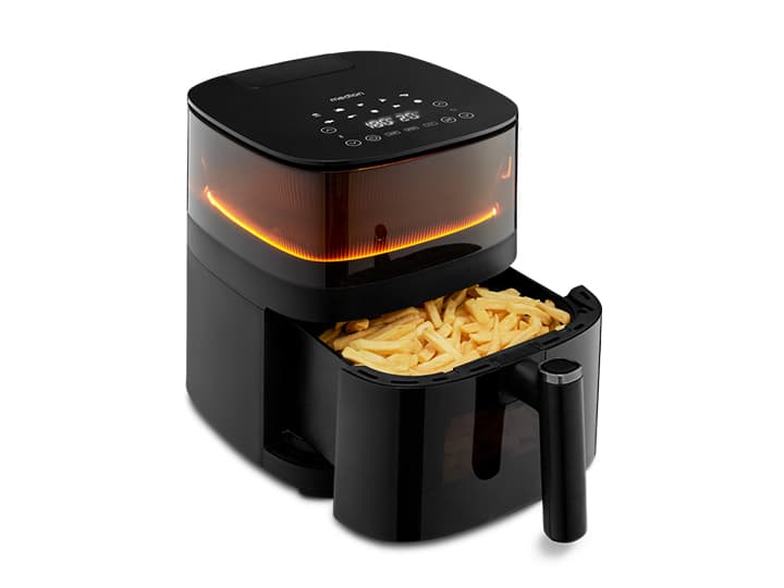 Schwarze Heißluftfritteuse mit digitaler Steuerung, offene Schublade mit goldbraunen Pommes frites im Inneren.