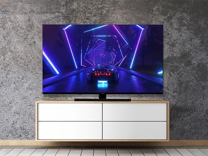 Fernseher auf einer Kommode mit einem Screen aus einem Computerspiel