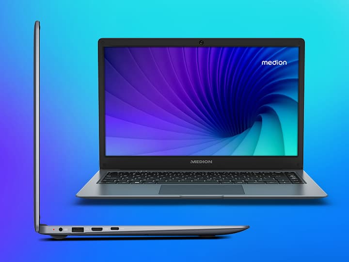 Schlankes silbernes Notebook mit einem leuchtend violett-blauen Spiralbildschirm, von der Seite und von vorne auf einem blauen Hintergrund mit Farbverlauf abgebildet.