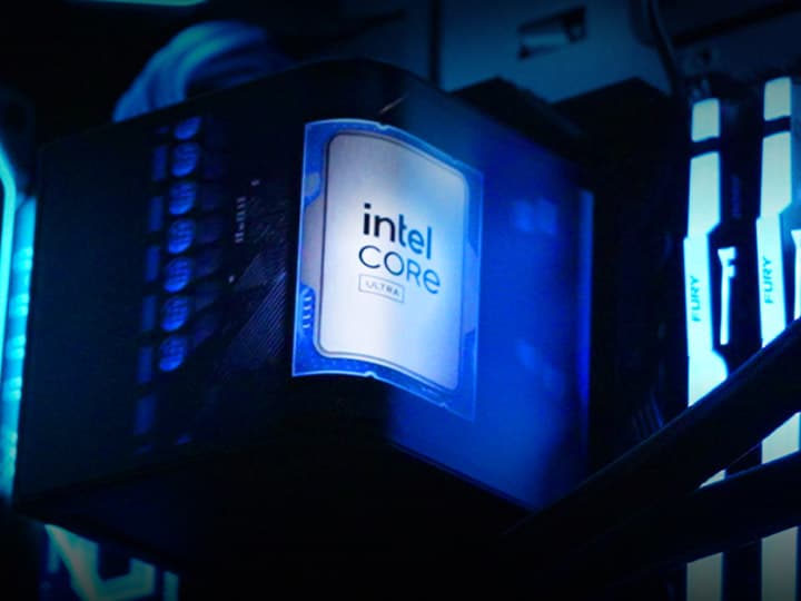 Nahaufnahme eines Intel Core Ultra-Prozessors in einem Computer, beleuchtet mit blauem Licht.