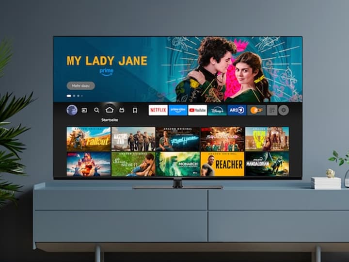 Ein SmartTV mit MEMC auf einem Sideboard.