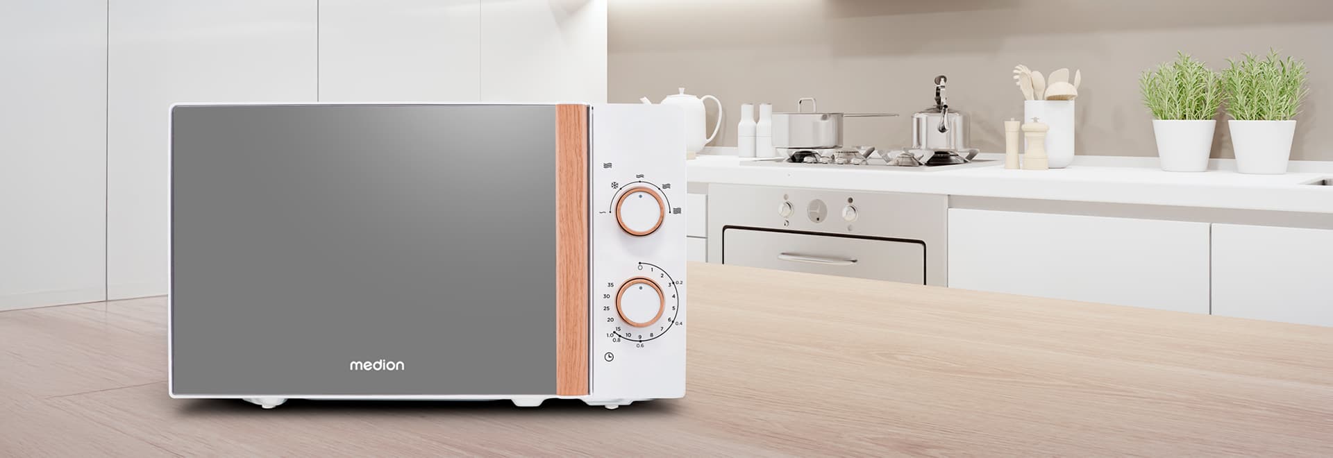MEDION Mikrowelle mit Holz-Akzent in moderner weißer Küche auf einer Arbeitsplatte.