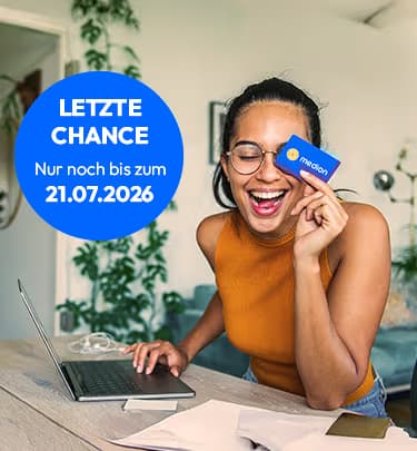 Person mit MEDION Kundenkarte am Laptop und Hinweis „Letzte Chance – nur noch bis zum 21.07.2026“