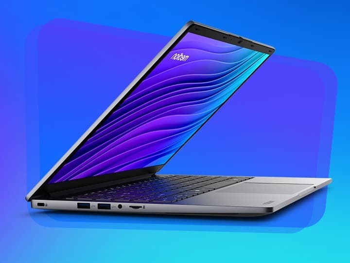 Teilgeöffneter MEDION Laptop auf blauem Hintergrund, Bildschirm mit abstrakten Wellenlinien in Blau- und Violetttönen.