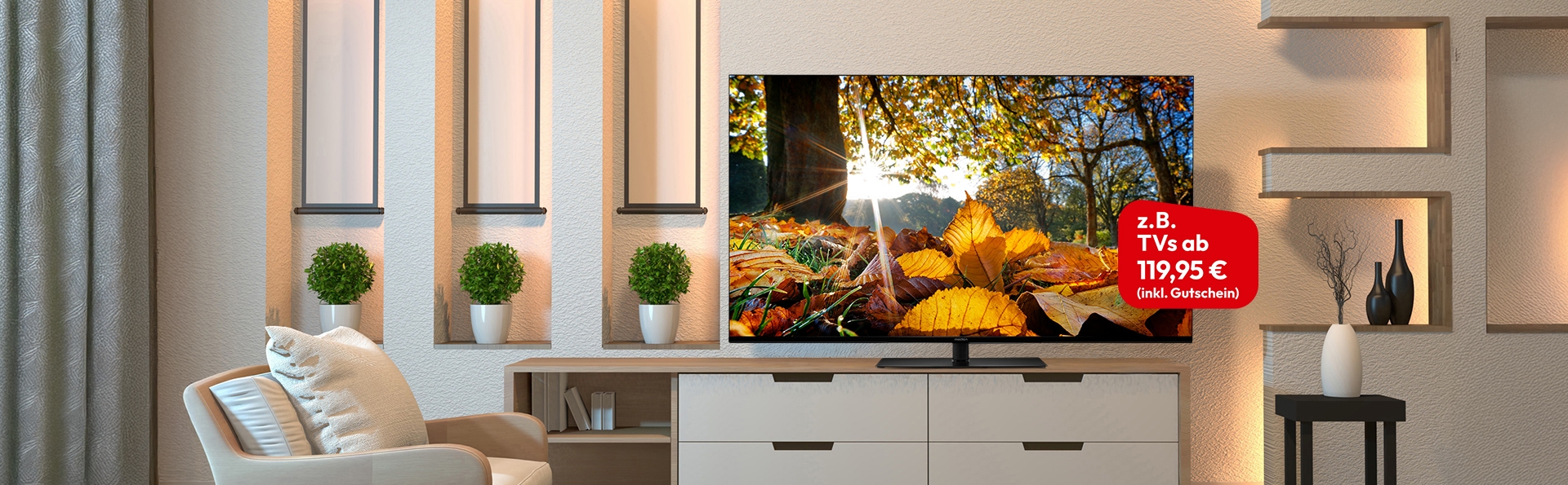 Flachbildfernseher auf Sideboard in modernem Wohnzimmer, zeigt herbstliche Waldszene mit Sonnenlicht und buntem Laub. Rotes Label „z. B. TVs ab 119,95 € (inkl. Gutschein)“.