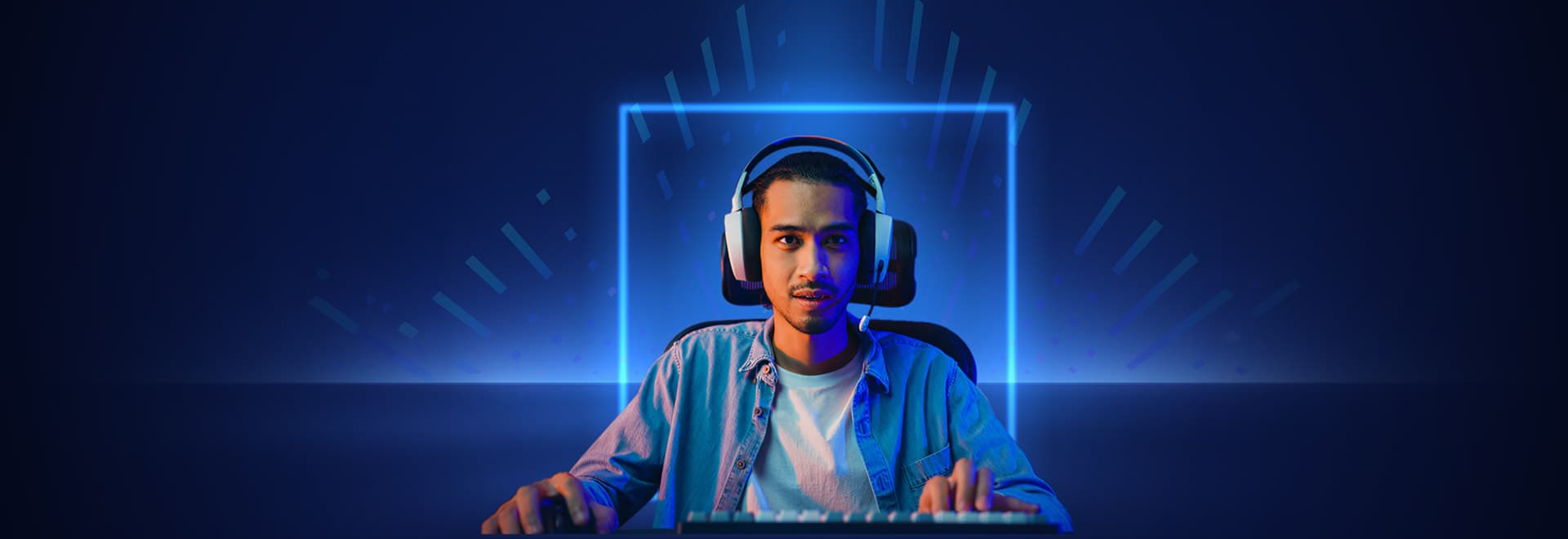 Ein Gamer trägt Kopfhörer und konzentriert sich auf den Bildschirm, der von einem blauen Schein auf dunklem Hintergrund mit digitalen Effekten beleuchtet wird.