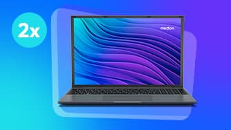 Laptop mit einem leuchtenden, wellenförmigen blauen und violetten Bildschirm auf einem blauen Hintergrund mit Farbverlauf und „2x“ in einem Kreis auf der linken Seite.