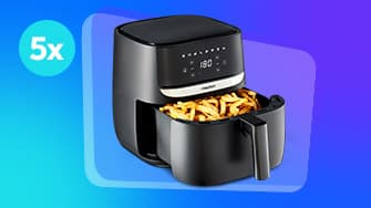 Eine schwarze Heißluftfritteuse mit digitaler Steuerung, gefüllt mit goldenen Pommes, vor einem blau-violetten Hintergrund mit Farbverlauf und „5x“ in einem Kreis.