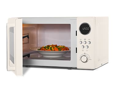 Weiße Mikrowelle mit offener Tür, in der sich ein Teller mit gemischtem Gemüse und Fleisch befindet. Die Digitaluhr zeigt 12:00 Uhr.