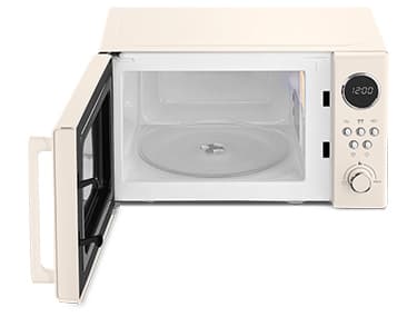 Eine beige Mikrowelle mit offener Tür, deren Innenraum leer ist und auf dem Bedienfeld eine Digitaluhr mit der Anzeige 12:00 Uhr zeigt.