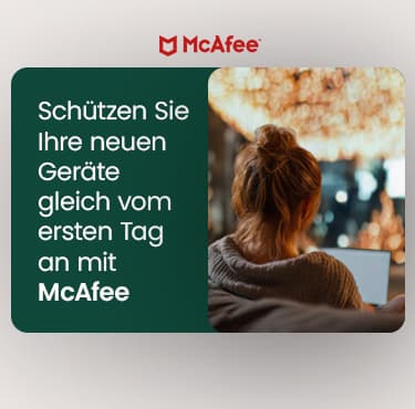 McAfee Banner mit Text „Schützen Sie Ihre neuen Geräte gleich vom ersten Tag an mit McAfee“. Rechts Person mit Laptop auf Sofa, oben McAfee-Logo.