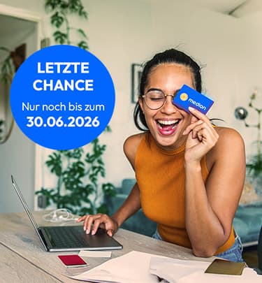 Person mit MEDION Kundenkarte am Laptop in Wohnumgebung und Hinweis „Letzte Chance – nur noch bis zum 30.06.2026