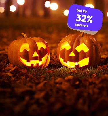 Zwei leuchtende Kürbisse mit geschnitzten Gesichtern stehen auf einer Wiese mit Herbstlaub, im Hintergrund Lichter. Violettes Label „bis zu 32 % sparen“.