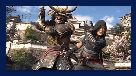 Screenshot aus dem Spiel Assassins Creed. Ein Samurai und ein Ninja stehen kampfbereit vor einer traditionellen japanischen Burg, im Hintergrund Kirschblüten.