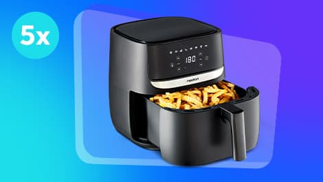 Eine schwarze Heißluftfritteuse mit digitaler Steuerung, gefüllt mit goldenen Pommes, vor einem blau-violetten Hintergrund mit Farbverlauf und „5x“ in einem Kreis.