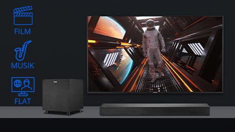 Fernseher mit Weltraumszene und Astronaut. Links sind die Symbole für Film, Musik und Flat zu sehen. Unter dem Fernseher befinden sich Lautsprecher und Soundbar.
