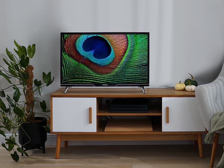 Ein kleiner Smart-TV auf einem Sideboard.