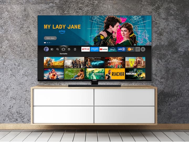 Ein Smart-TV auf einem Sideboard mit einer Übersicht der Streaming-Plattformen.