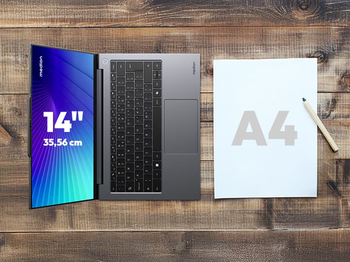 Ein geöffnetes Laptop mit der Beschriftung 14-Zoll neben einem leeren A4-Blatt und einem Bleistift auf einer Holzoberfläche.