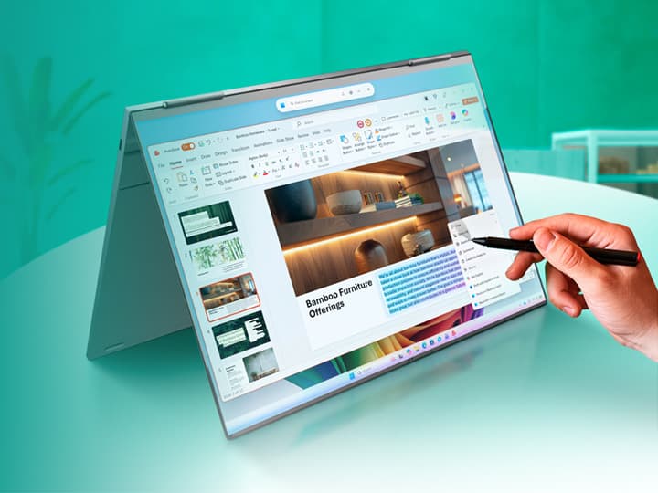 Ein Stift interagiert mit einem Intel Core Ultra Laptop im Zeltmodus, auf dem vor einem türkisfarbenen Hintergrund eine Präsentation über Möbel auf dem Bildschirm angezeigt wird.