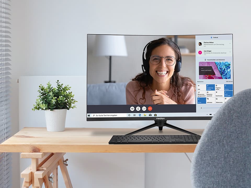 MEDION Monitor auf einem Homeoffice-Arbeitsplatz mit Videokonferenz