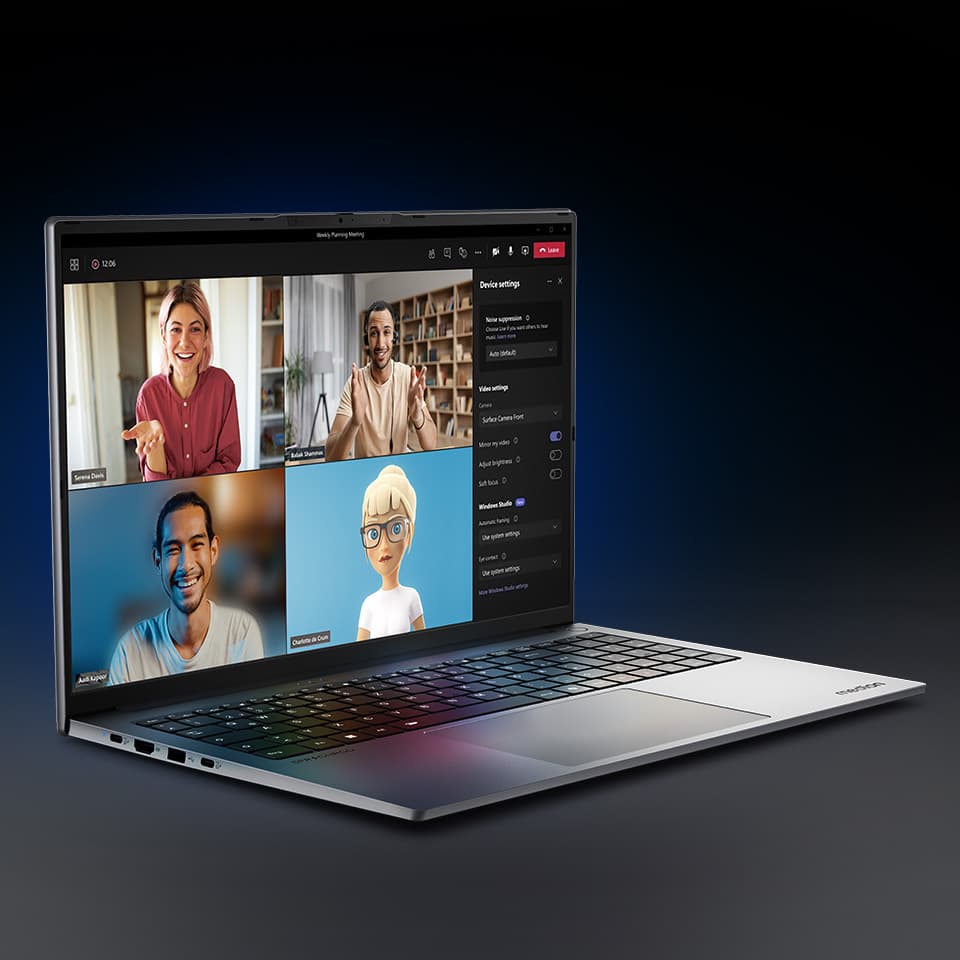 Ein schräg nach rechts gedrehter aufgeklappter Laptop auf einem grauen runden Podest. Das Display zeigt ein Konferenztelefonat mit 4 Beteiligten.